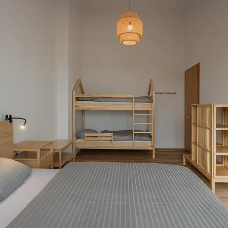 מלון דירות Platz 4*